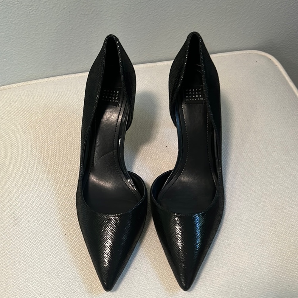 Snake print embossed black pumps. 8.5
